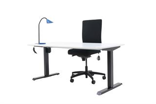 Kontorsæt med bordplade i hvid, stelfarve i sort, blå bordlampe og sort kontorstol